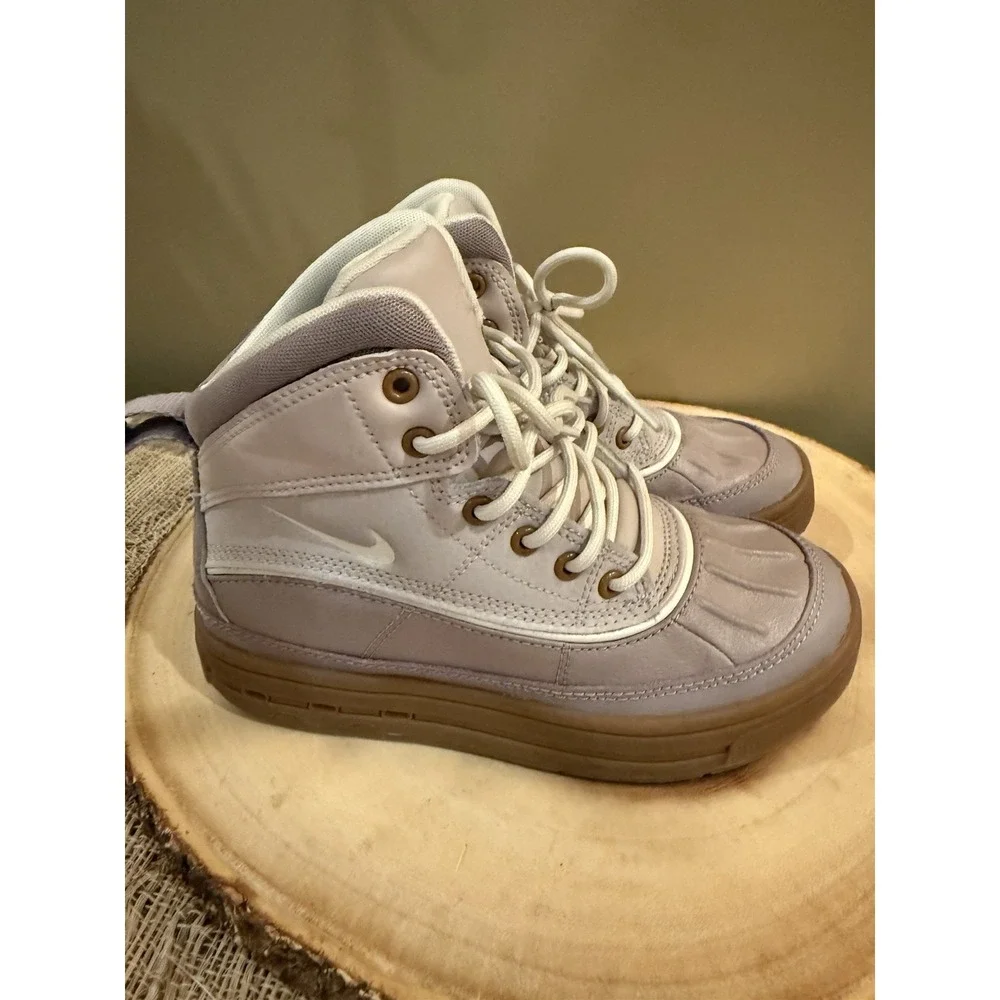 NIKE Youth Kids WOODSIDE 2 HIGH Waterproof Boots Platinum Violet (HF0767 200) 1Y